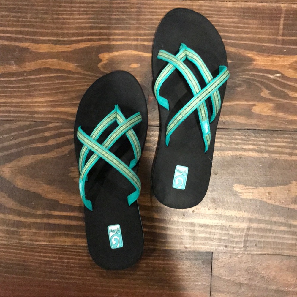 Teva -Criss cross sandals